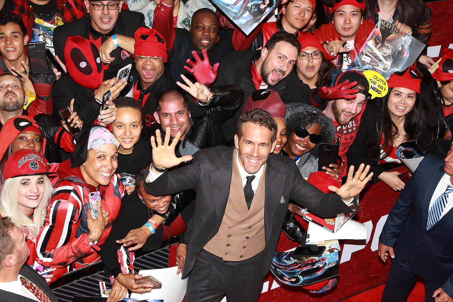 「デッドプール2」ニューヨークプレミアにて、ファンと記念撮影するライアン・レイノルズ（中央）。