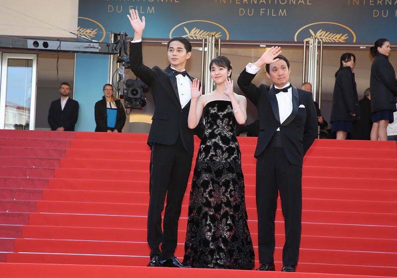 「寝ても覚めても」第71回カンヌ国際映画祭レッドカーペットの様子。左から東出昌大、唐田えりか、濱口竜介。(c)Kazuko WAKAYAMA
