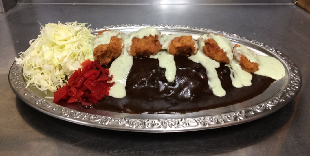 ゴーゴーカレーのコラボメニュー「まゆしぃのジューシー唐揚げナンバーワン ゲルソースカレー」。