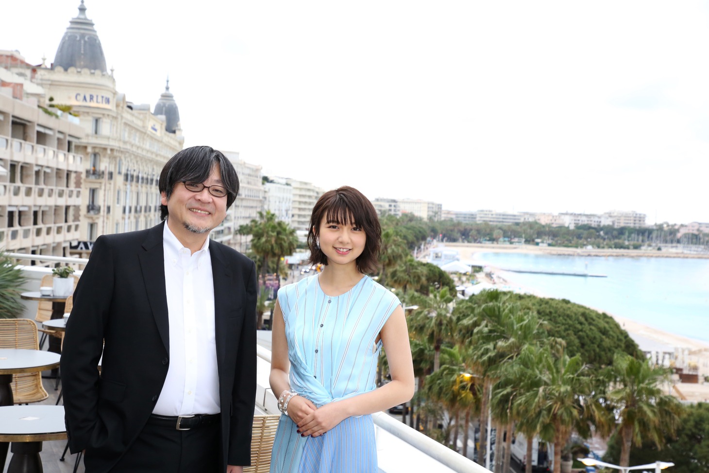 左から細田守、上白石萌歌。