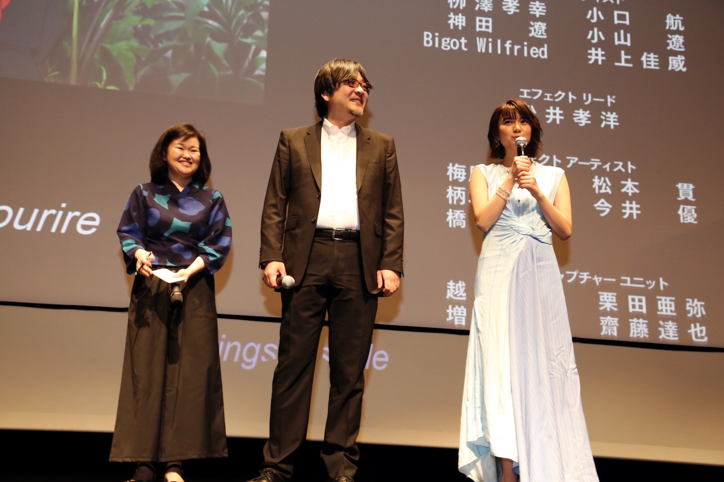 舞台挨拶に登壇した細田守（中央）と上白石萌歌（右）。