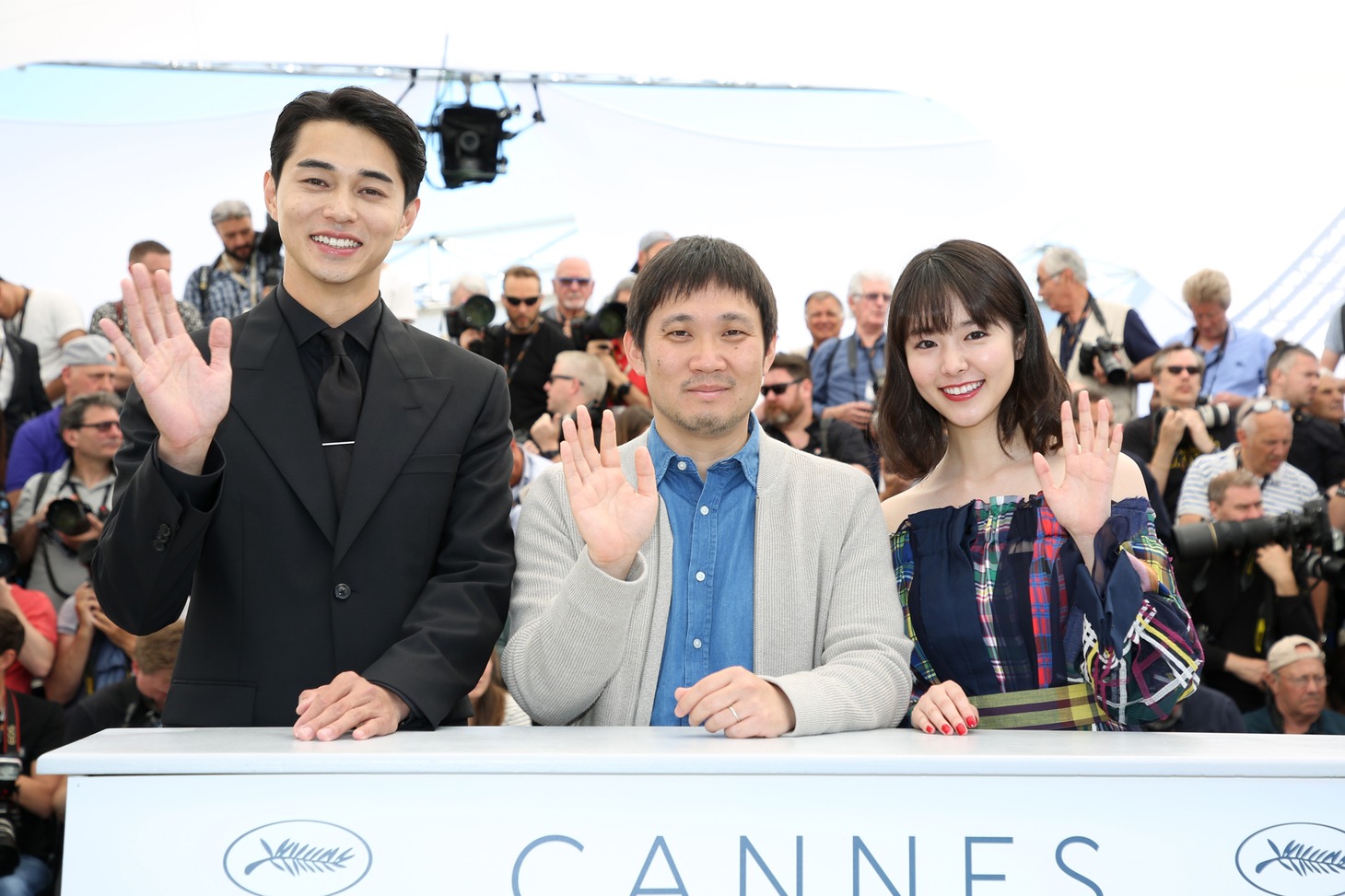 左から、記者会見前のフォトコールに登場した東出昌大、濱口竜介、唐田えりか。(c)Kazuko WAKAYAMA