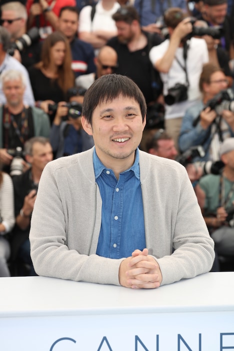 フォトコールに登場した濱口竜介。(c)Kazuko WAKAYAMA