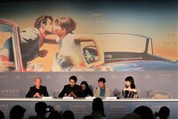 「寝ても覚めても」記者会見の様子。