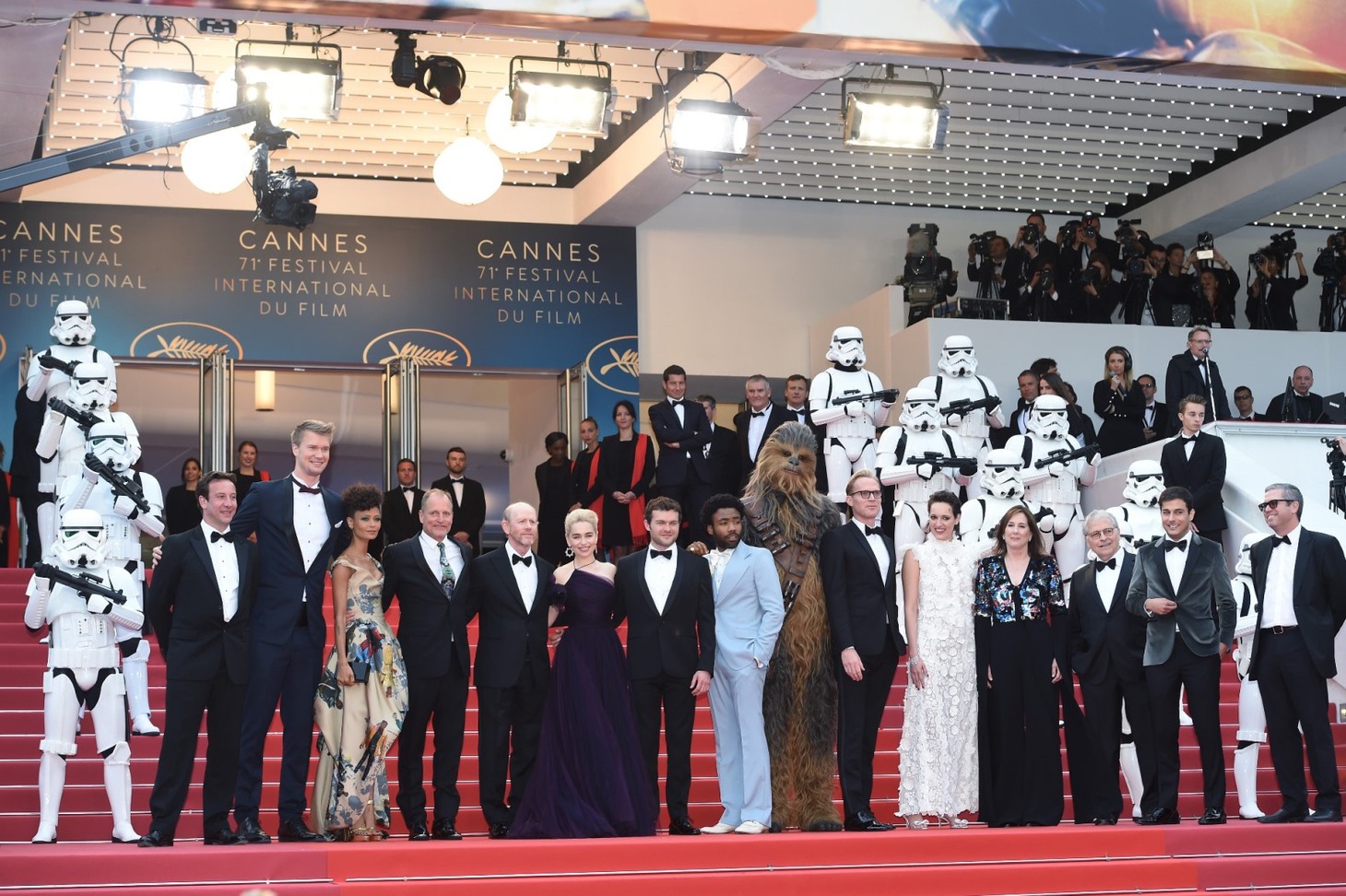 第71回カンヌ国際映画祭のレッドカーペットに登場した「ハン・ソロ／スター・ウォーズ・ストーリー」のキャスト、スタッフ、チューバッカ、ストームトルーパー。