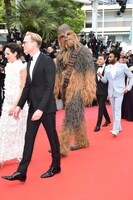 カメラ目線のチューバッカ（中央）。