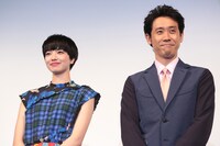 左から小松菜奈、大泉洋。