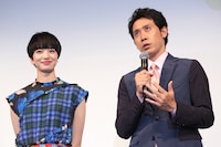 左から小松菜奈、大泉洋。