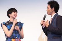 左から小松菜奈、大泉洋。