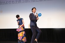 小松菜奈（左）が砂浜で走るさまを再現する大泉洋（右）。