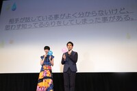 左から小松菜奈、大泉洋。