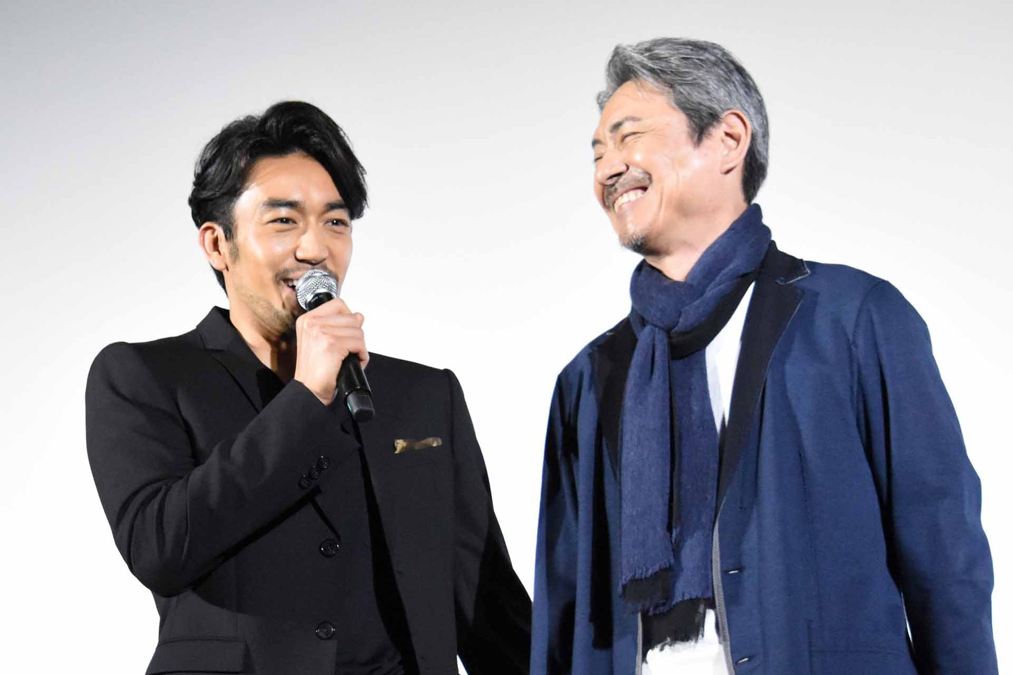 左から大谷亮平、升毅。