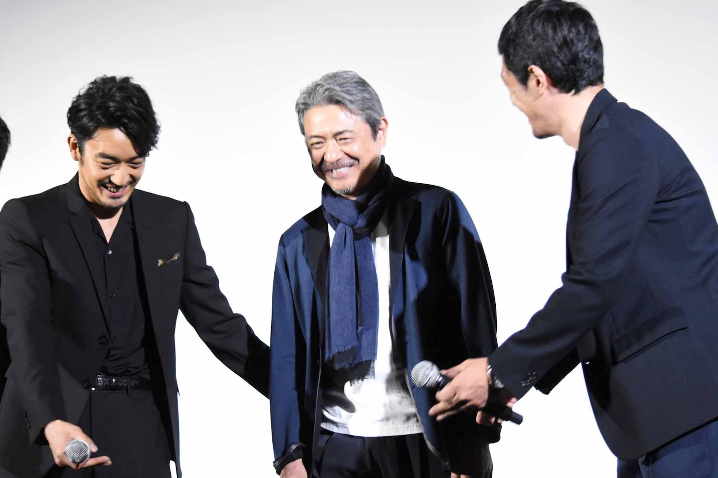後ろに下がった升毅（中央）を呼び戻す大谷亮平（左）と綾部真弥（右）。