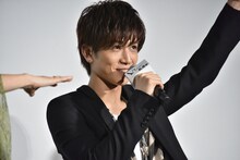 ガッツポーズする岩田剛典。