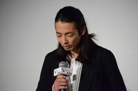 河瀬直美に質問され、長考する森山未來。