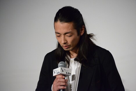 河瀬直美に質問され、長考する森山未來。