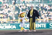 阪神タイガースのマスコットキャラクター・ラッキー（左）と阿部寛（右）。