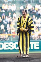 草履を脱ぐ阿部寛。