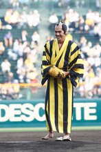 草履を脱ぐ阿部寛。