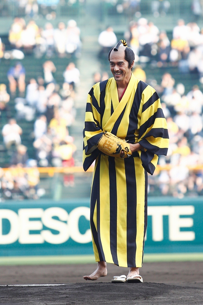 草履を脱ぐ阿部寛。