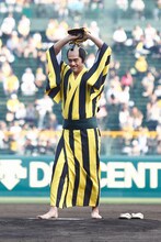 裸足になって投球に臨む阿部寛。