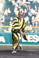 球を放つ阿部寛。