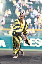 球を放つ阿部寛。