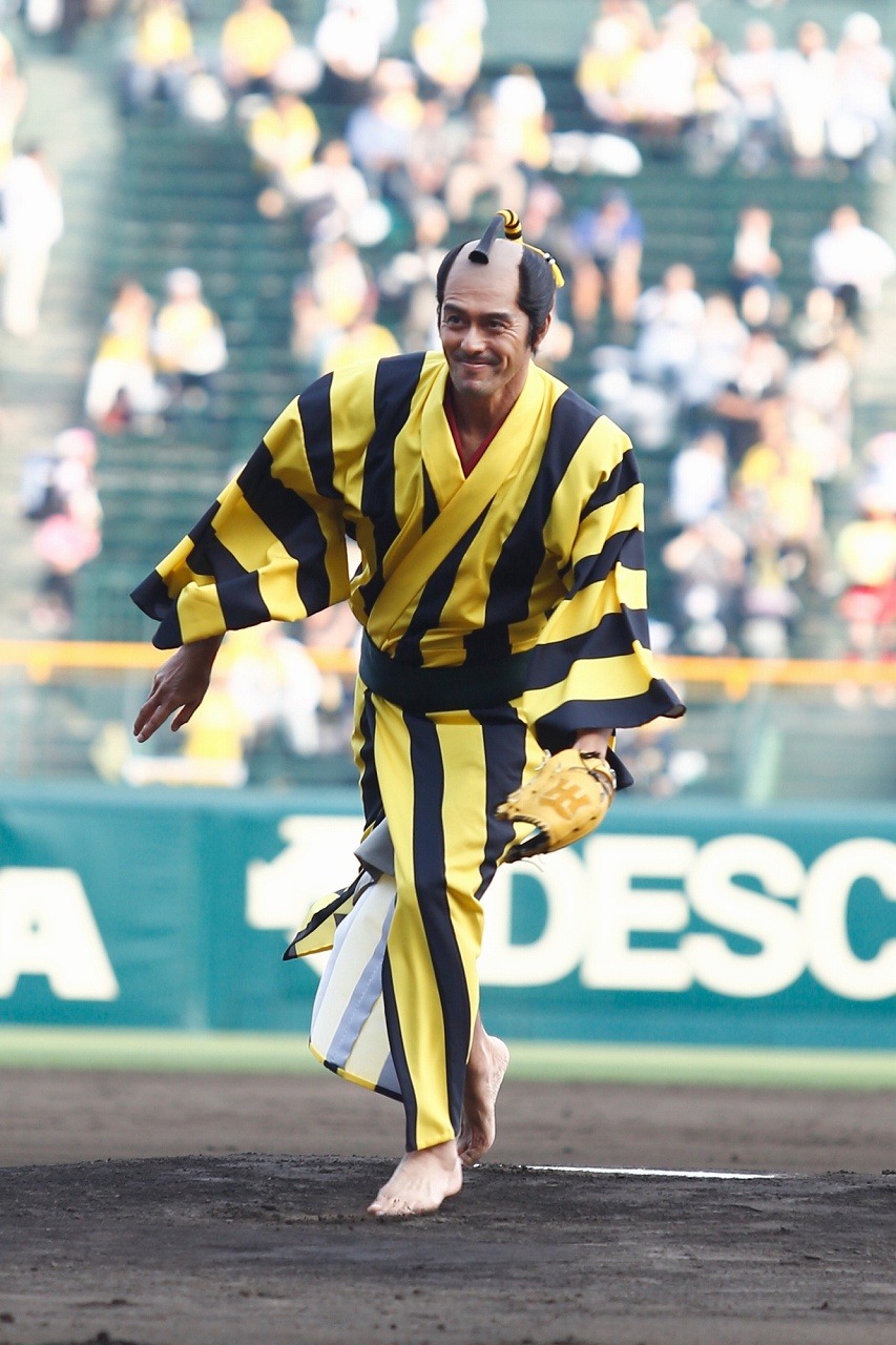 球の行方を見守る阿部寛。