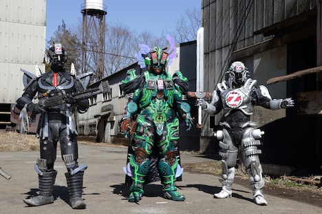 「炎神戦隊ゴーオンジャー 10 YEARS GRANDPRIX」より、グレイズキー(左)とノイーズン(中央)。