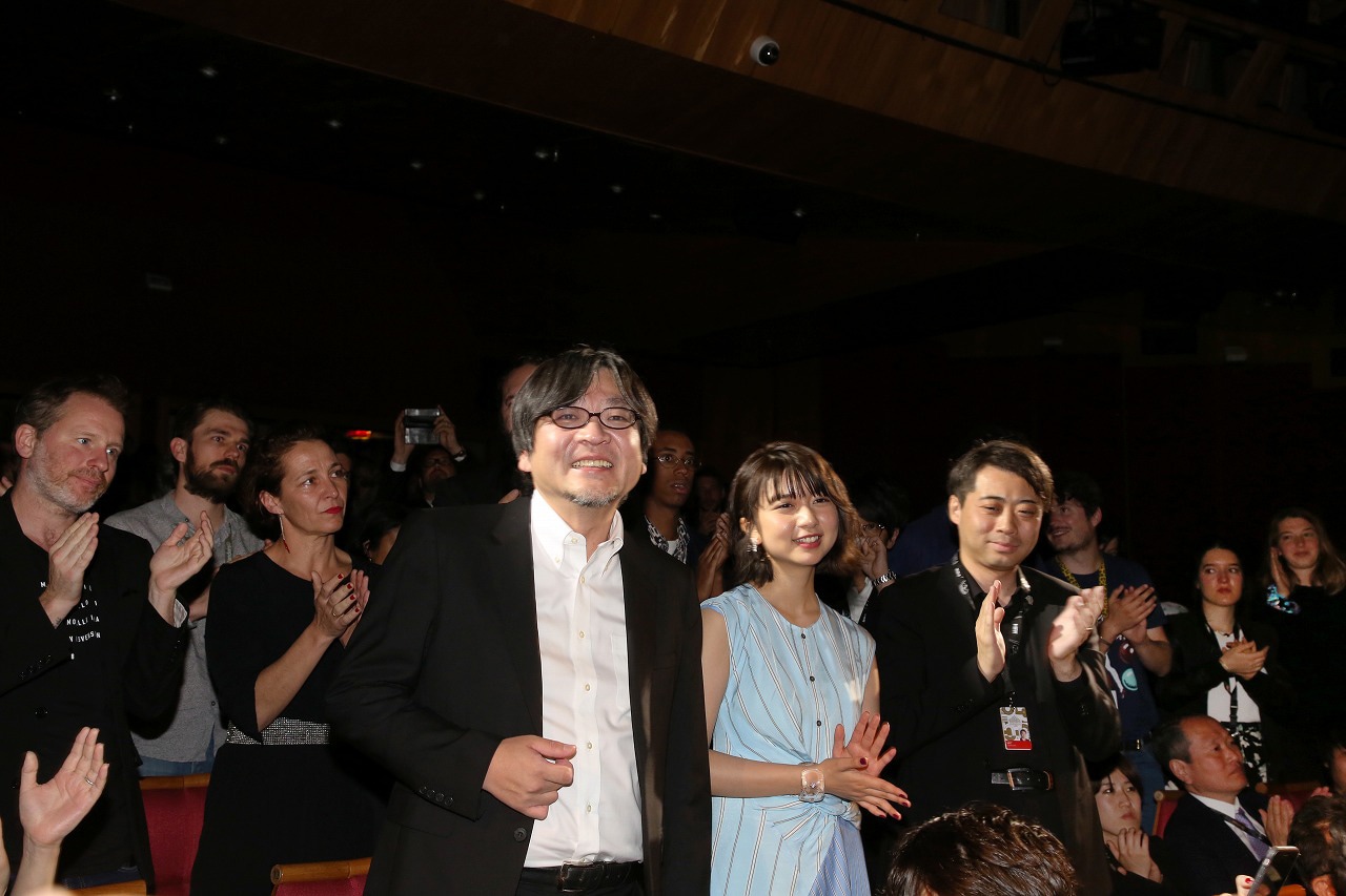 中央左から細田守、上白石萌歌。