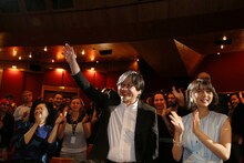 左から細田守、上白石萌歌。