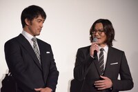 左から阿部寛、豊川悦司。