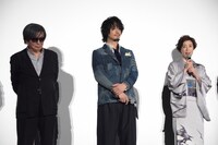 左から鶴橋康夫、斎藤工、寺島しのぶ。