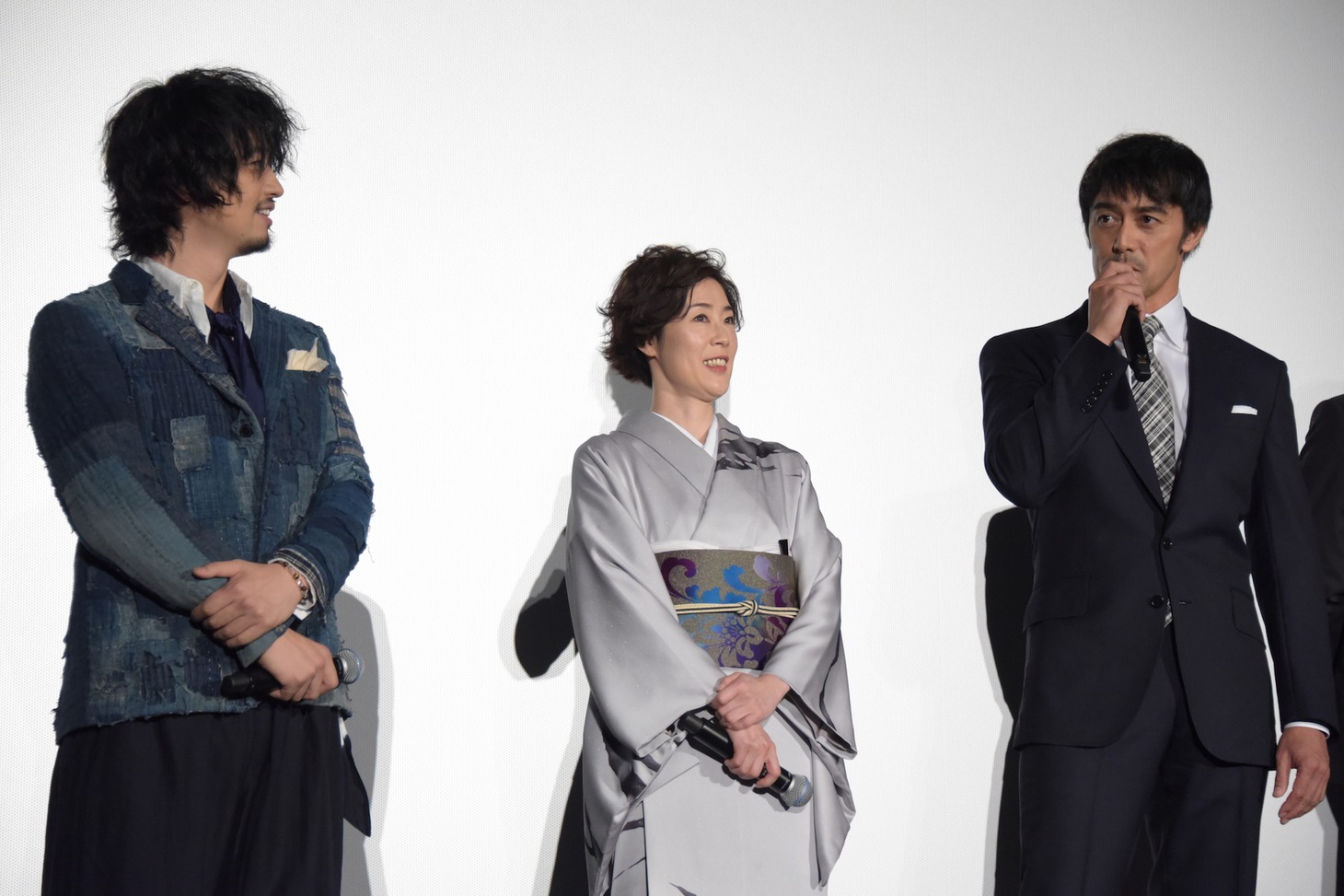 左から斎藤工、寺島しのぶ、阿部寛。