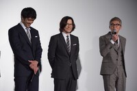 松重豊（右）の発言に笑う阿部寛（左）と豊川悦司（中央）。