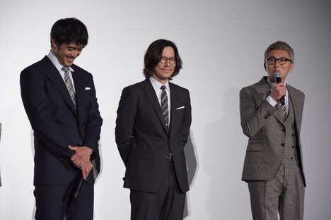 松重豊（右）の発言に笑う阿部寛（左）と豊川悦司（中央）。