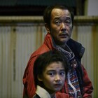 是枝裕和「万引き家族」本編映像、リリーが凍える少女に「コロッケ食べる?」