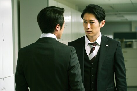 「空飛ぶタイヤ」より、ディーン・フジオカ演じる沢田悠太（右）。