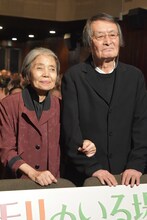 左から樹木希林、山崎努。