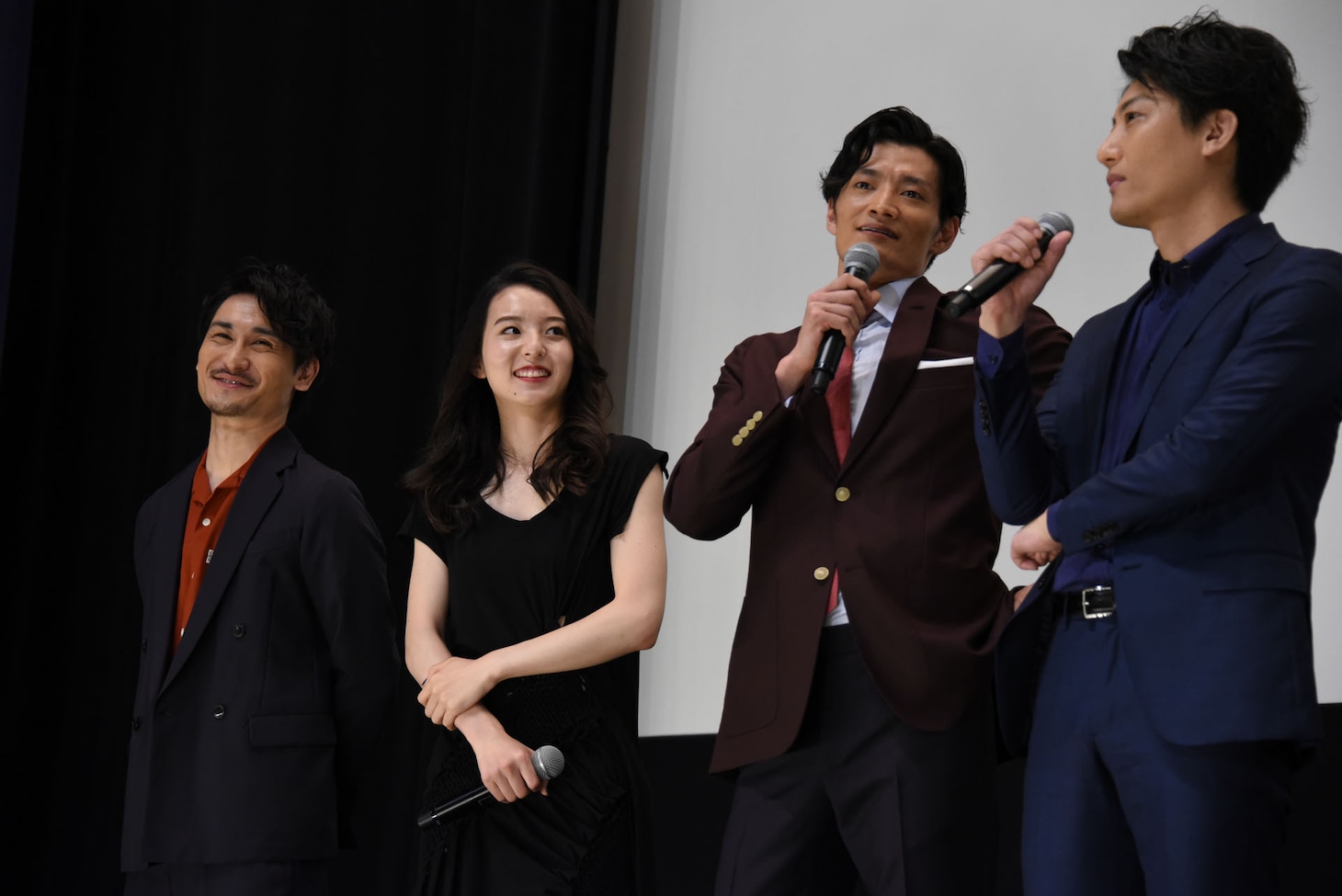 左から勝也、宮原華音、田邊和也、俊藤光利。