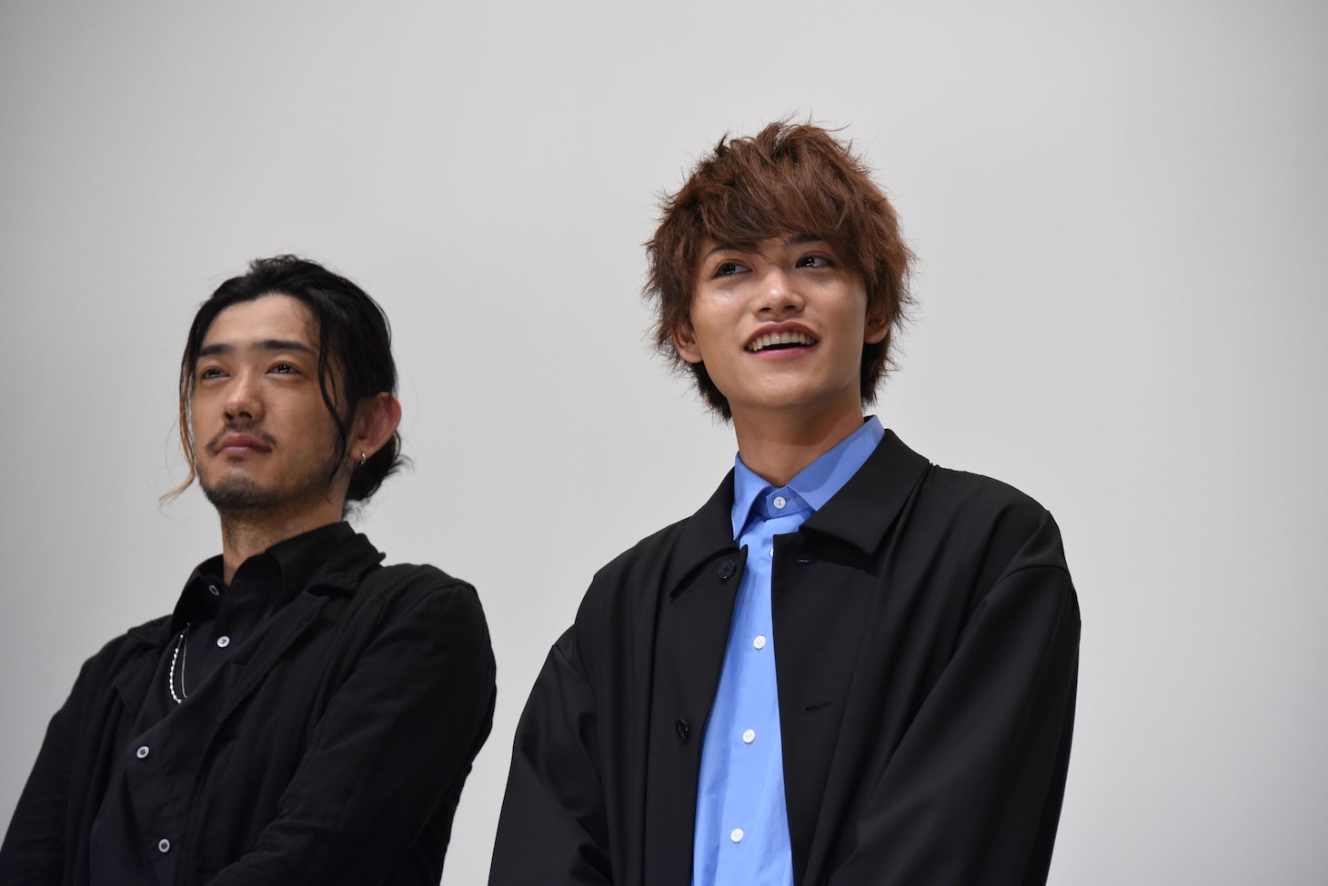 谷口賢志（左）が手紙を用意してきたと知り、驚く藤田富（右）。