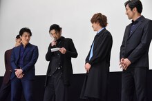 手紙を取り出す谷口賢志（中央）。