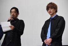 手紙を読み上げる谷口賢志（左）。