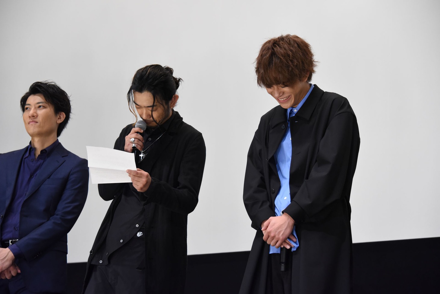 手紙を読み上げる谷口賢志（中央）。