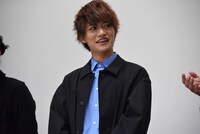 谷口賢志からの手紙に感動する藤田富。