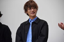 谷口賢志からの手紙に感動する藤田富。