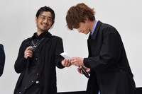 谷口賢志（左）から手紙を渡された藤田富（右）。