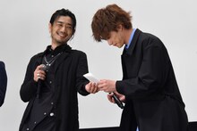 谷口賢志（左）から手紙を渡された藤田富（右）。