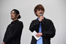 谷口賢志（左）から手紙を渡された藤田富（右）。