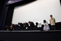 「仮面ライダーアマゾンズ THE MOVIE 最後ノ審判」初日舞台挨拶の様子。